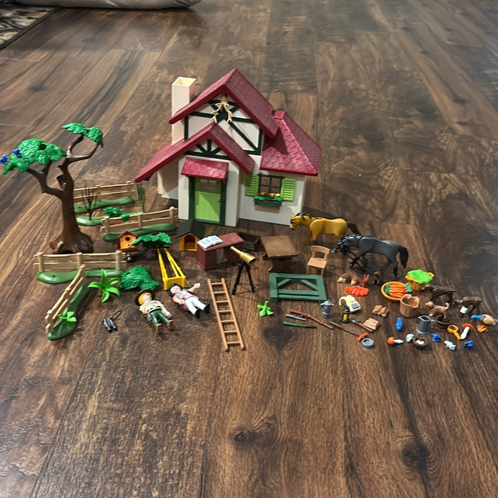 Play mobile farm house lot
